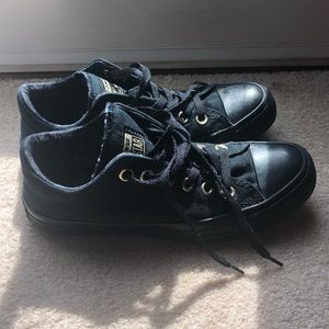 Great condition converse all Star black and gold